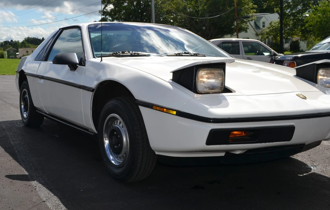 1984 Pontiac Fiero - Image 28 of 31