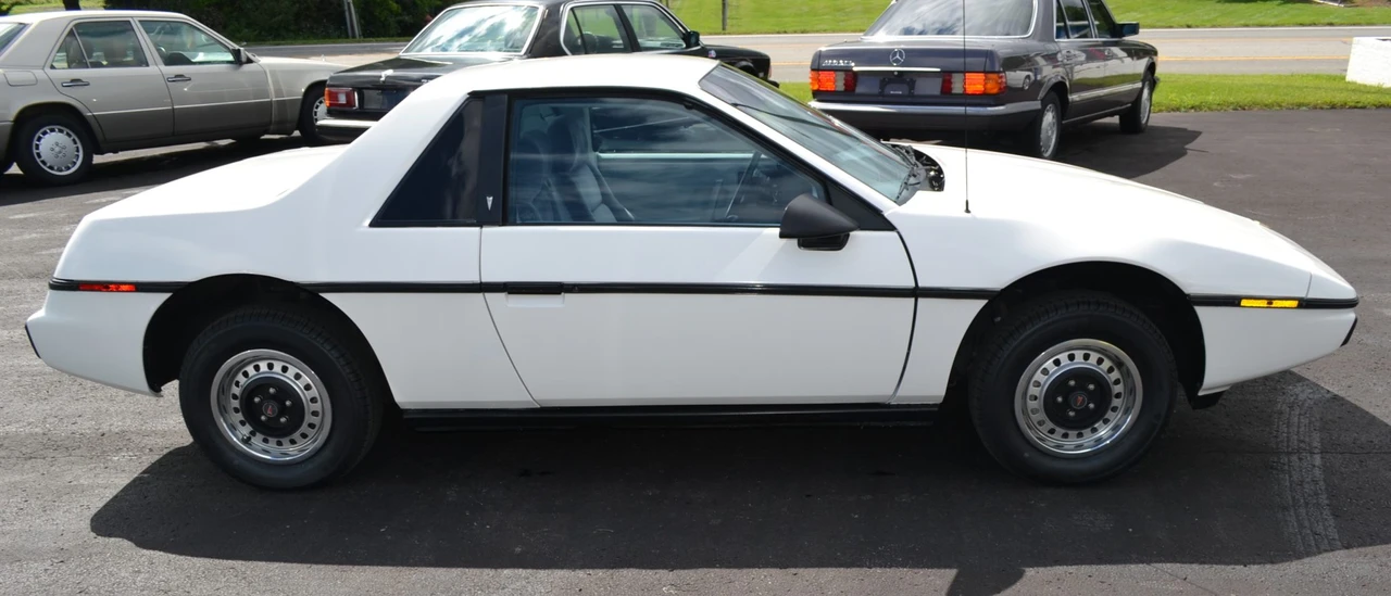 1984 Pontiac Fiero - Image 4 of 31