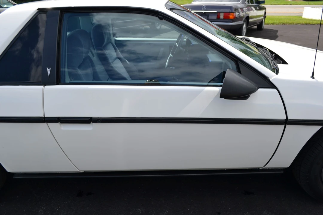 1984 Pontiac Fiero - Image 21 of 31