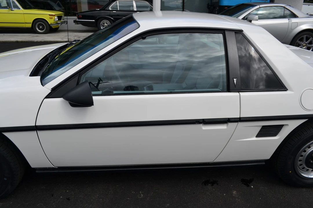 1984 Pontiac Fiero - Image 18 of 31