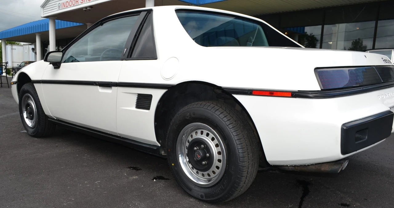 1984 Pontiac Fiero - Image 22 of 31