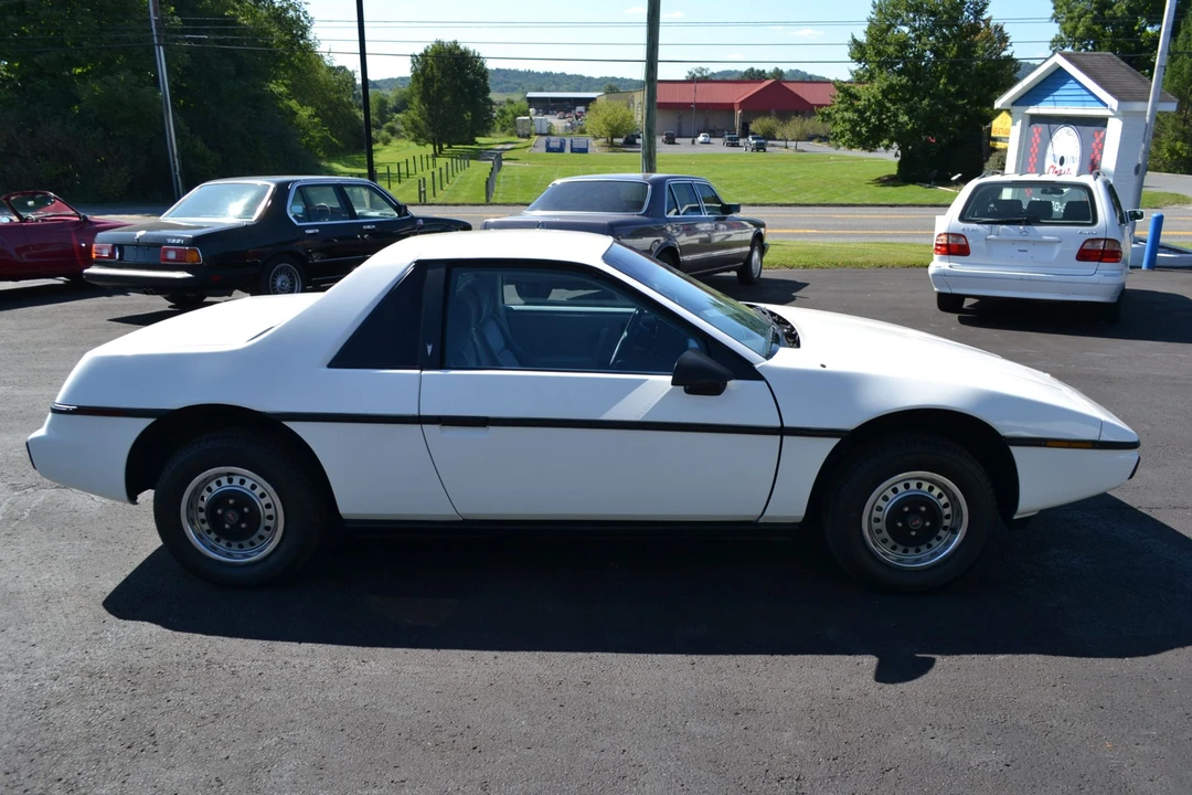 1984 Pontiac Fiero - Image 3 of 31