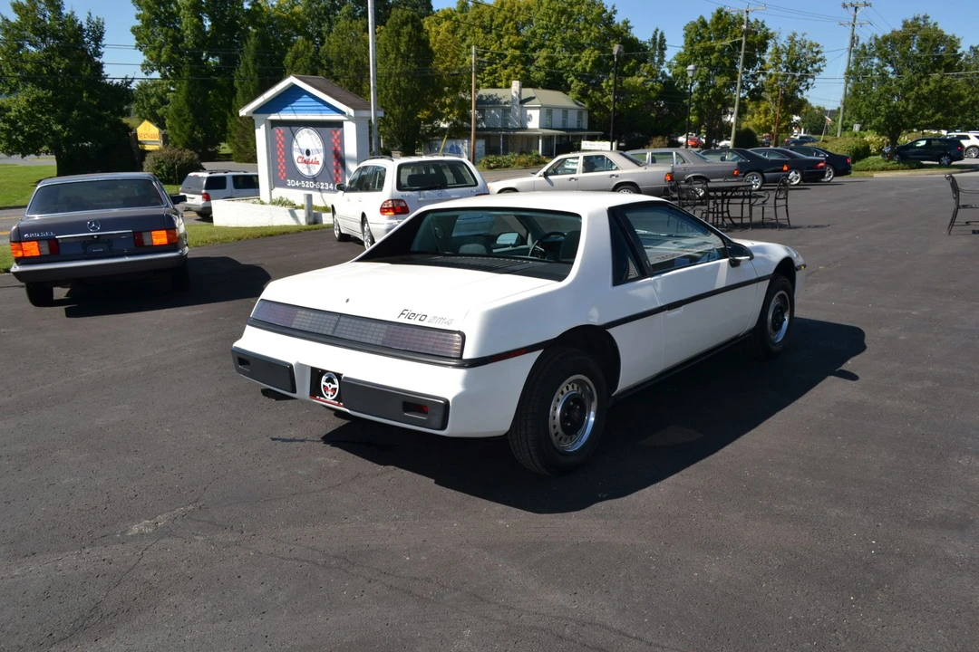 1984 Pontiac Fiero - Image 5 of 31