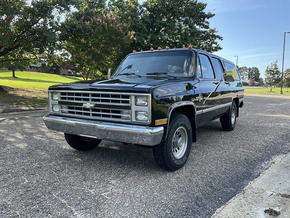 1986 Chevrolet Suburban 7th Gen - Image 2 of 31