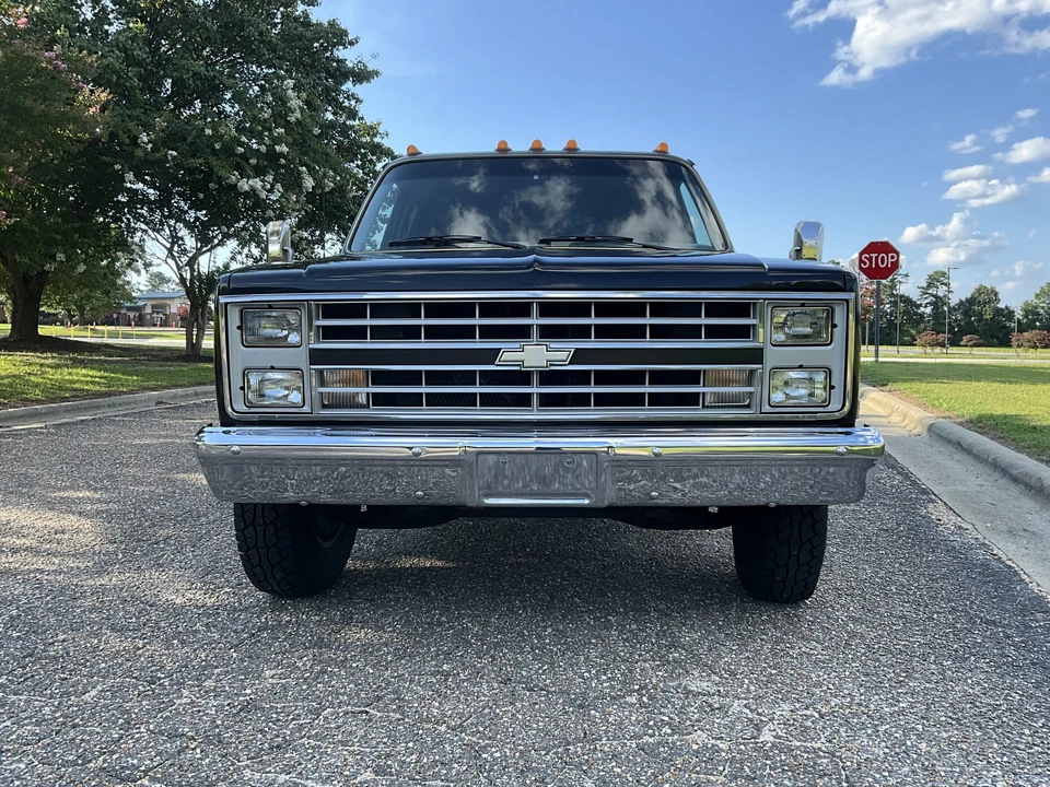 1986 Chevrolet Suburban 7th Gen - Image 24 of 31