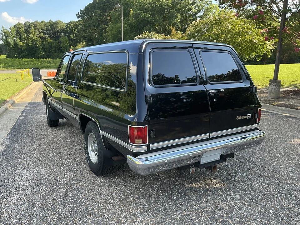 1986 Chevrolet Suburban 7th Gen - Image 9 of 31