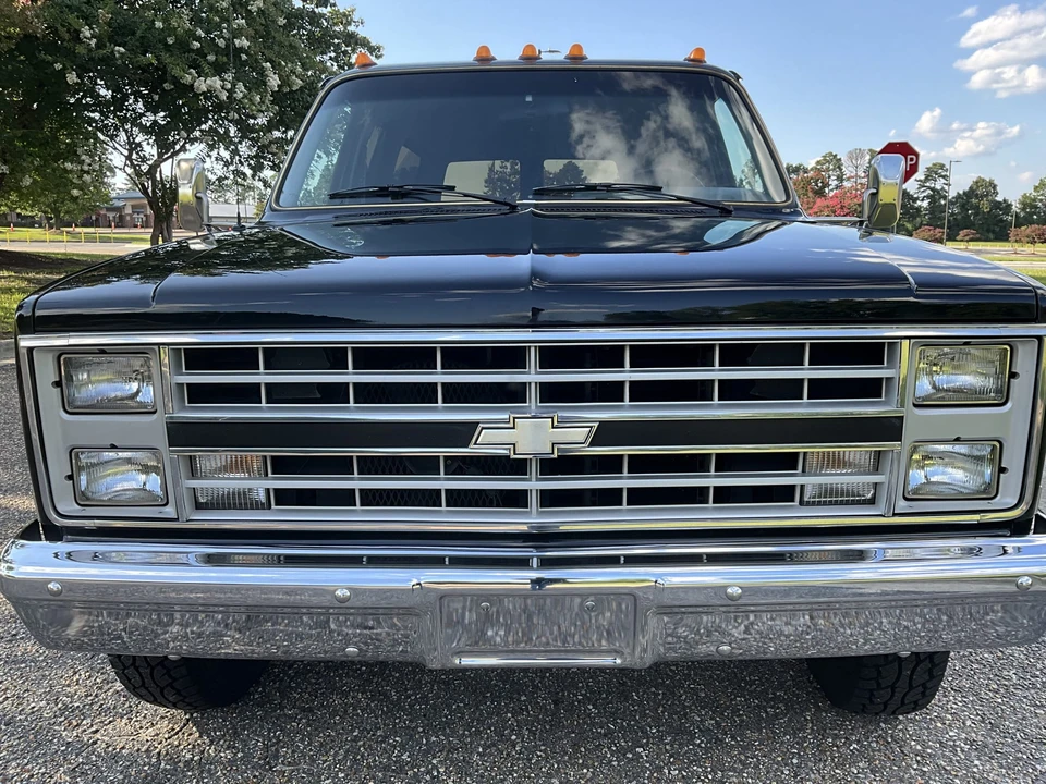 1986 Chevrolet Suburban 7th Gen - Image 21 of 31