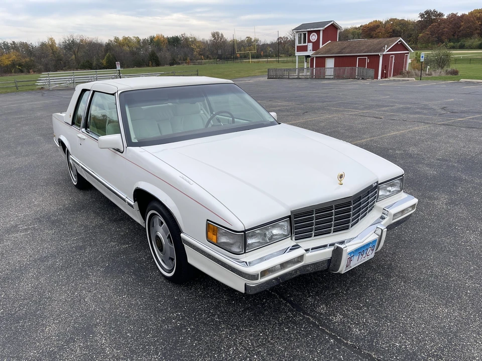 1992 Cadillac DeVille 7th Gen - Image 4 of 31