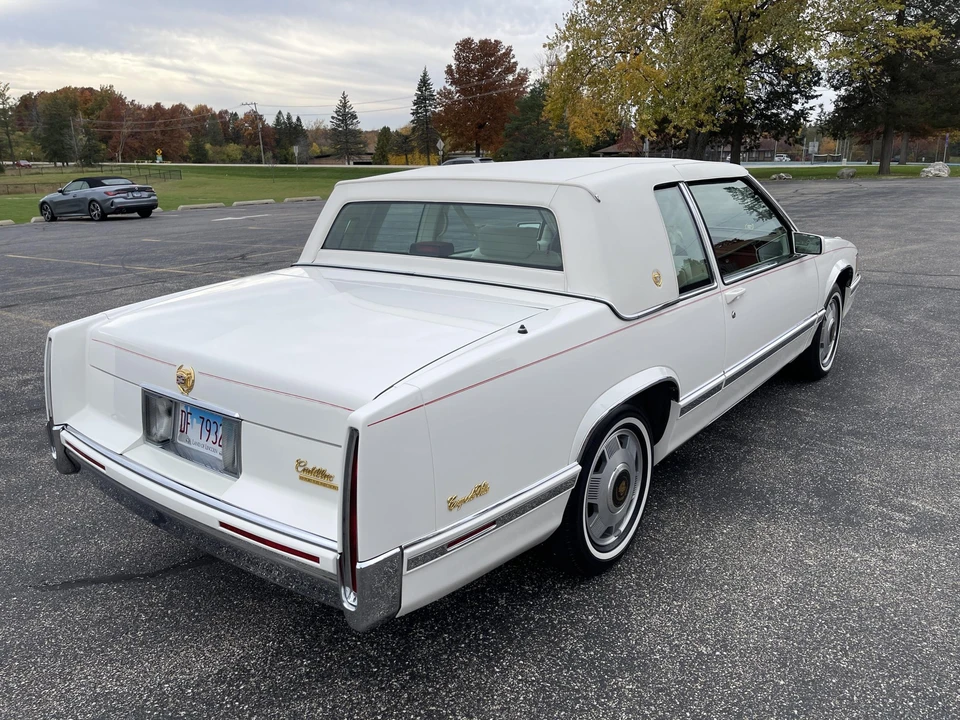 1992 Cadillac DeVille 7th Gen - Image 5 of 31