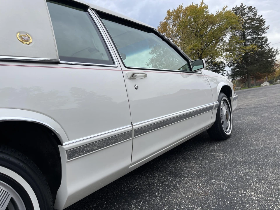 1992 Cadillac DeVille 7th Gen - Image 29 of 31