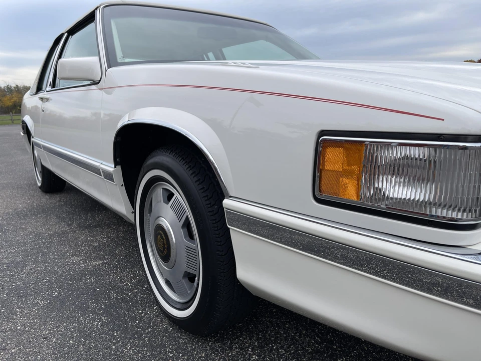 1992 Cadillac DeVille 7th Gen - Image 19 of 31