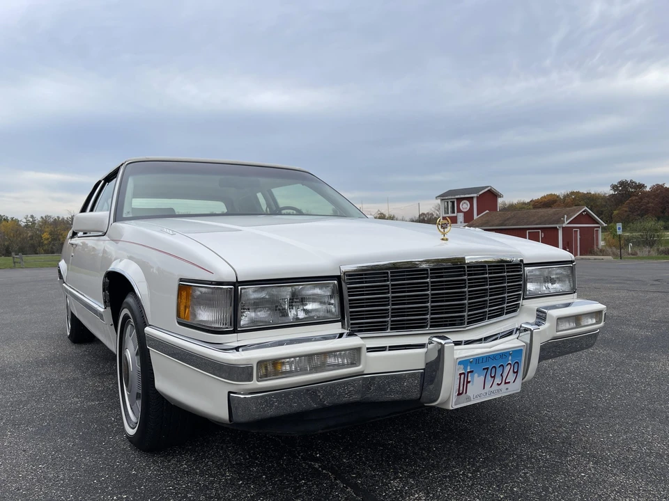 1992 Cadillac DeVille 7th Gen - Image 2 of 31