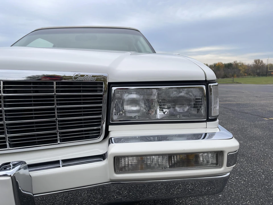 1992 Cadillac DeVille 7th Gen - Image 16 of 31