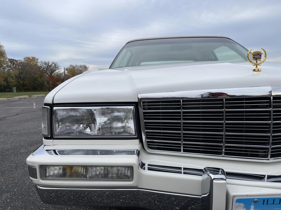 1992 Cadillac DeVille 7th Gen - Image 17 of 31