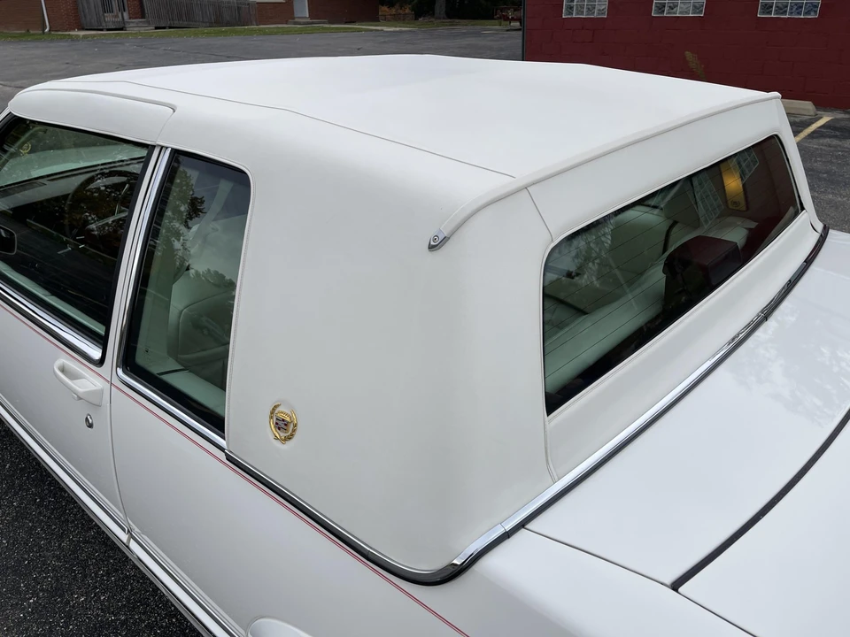 1992 Cadillac DeVille 7th Gen - Image 26 of 31