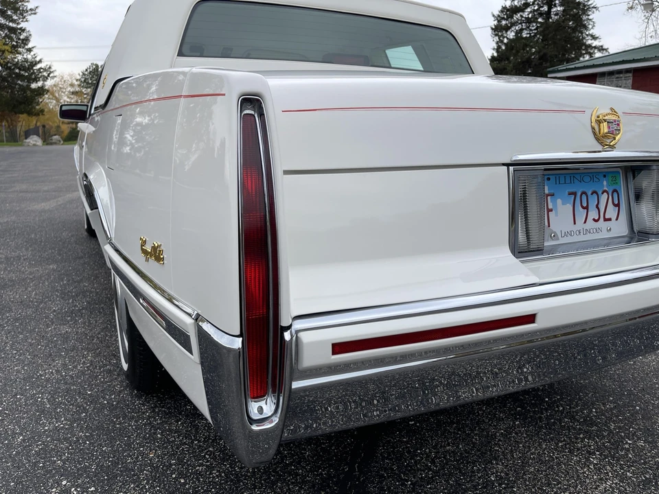 1992 Cadillac DeVille 7th Gen - Image 23 of 31