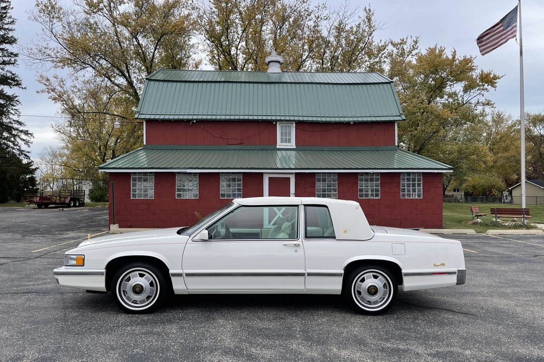 1992 Cadillac DeVille 7th Gen - Image 11 of 31