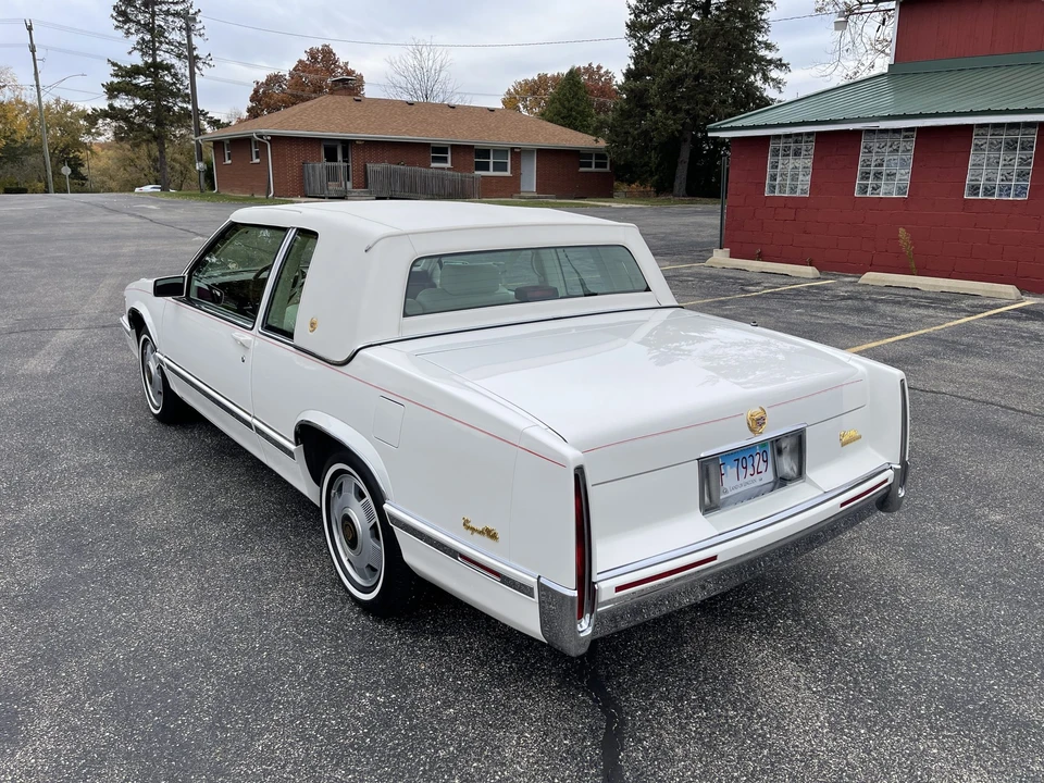 1992 Cadillac DeVille 7th Gen - Image 9 of 31