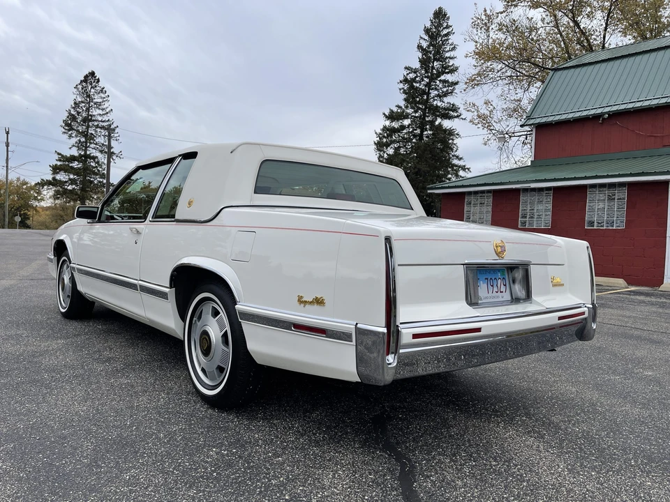 1992 Cadillac DeVille 7th Gen - Image 10 of 31