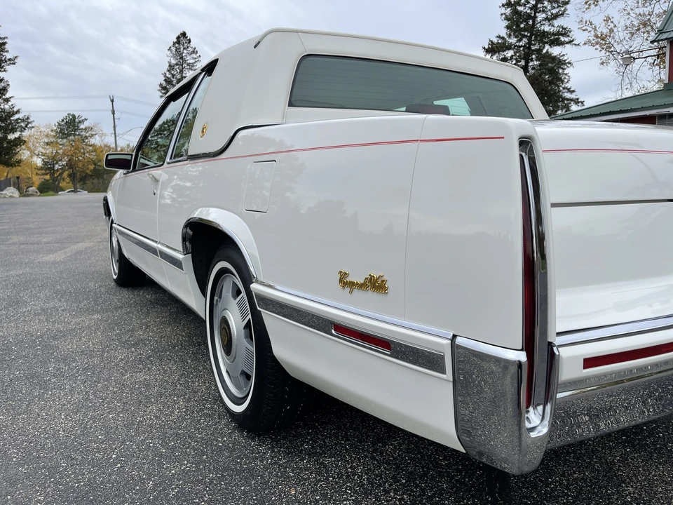 1992 Cadillac DeVille 7th Gen - Image 25 of 31