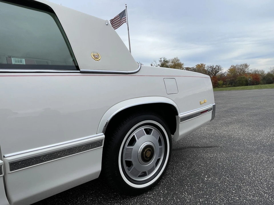 1992 Cadillac DeVille 7th Gen - Image 28 of 31