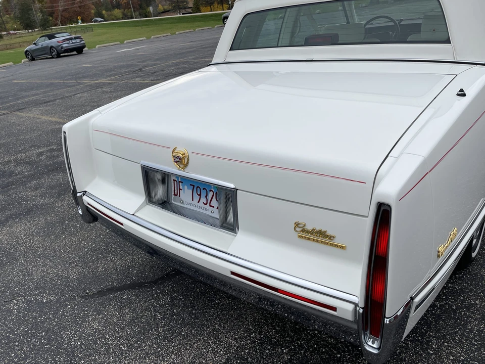1992 Cadillac DeVille 7th Gen - Image 21 of 31