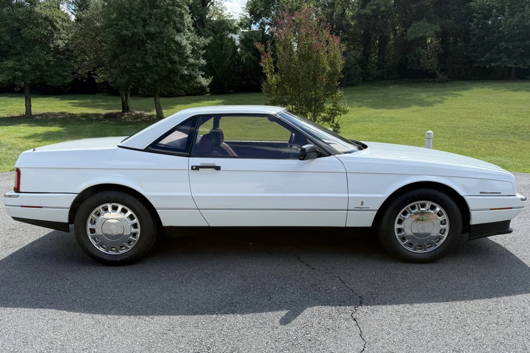 1993 Cadillac Allante - Image 11 of 31