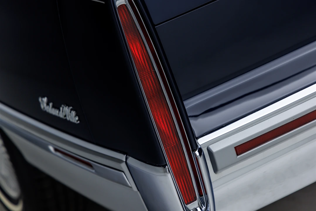 1993 Cadillac DeVille 7th Gen - Image 17 of 31