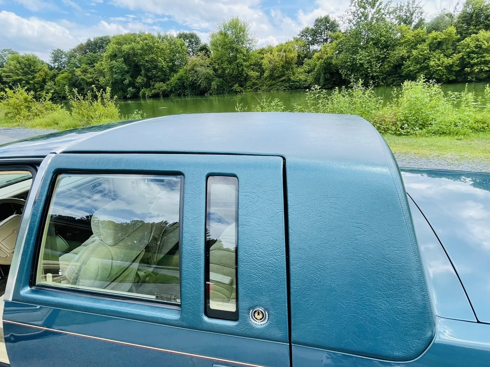 1993 Chrysler Imperial - Image 28 of 31