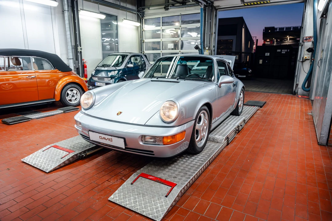 1993 Porsche 964 Carrera 4 - Image 9 of 31