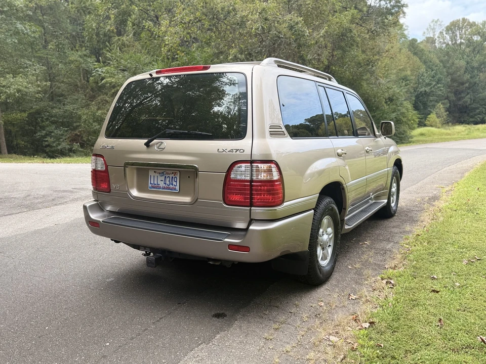 2000 Lexus LX 2nd Gen - Image 10 of 31