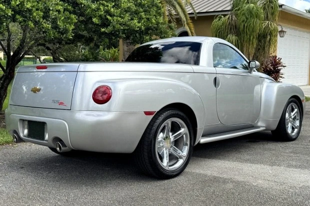 2004 Chevrolet SSR - Image 2 of 7