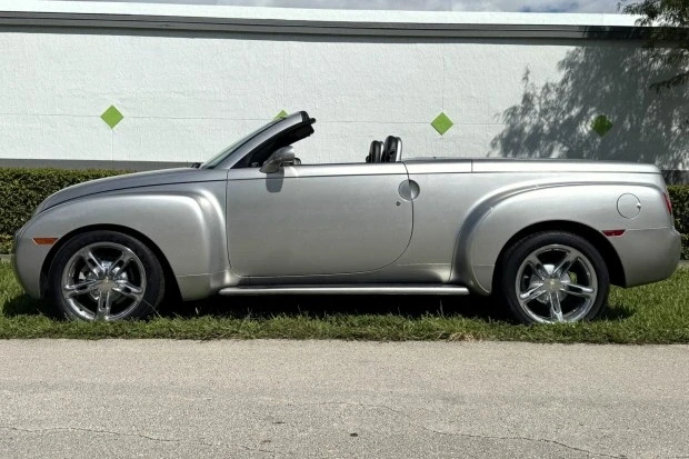 2004 Chevrolet SSR - Image 3 of 7