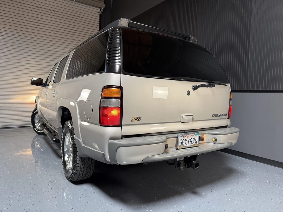2004 Chevrolet Suburban 9th Gen - Image 3 of 31