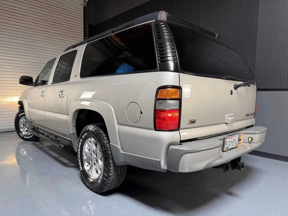 2004 Chevrolet Suburban 9th Gen - Image 2 of 31