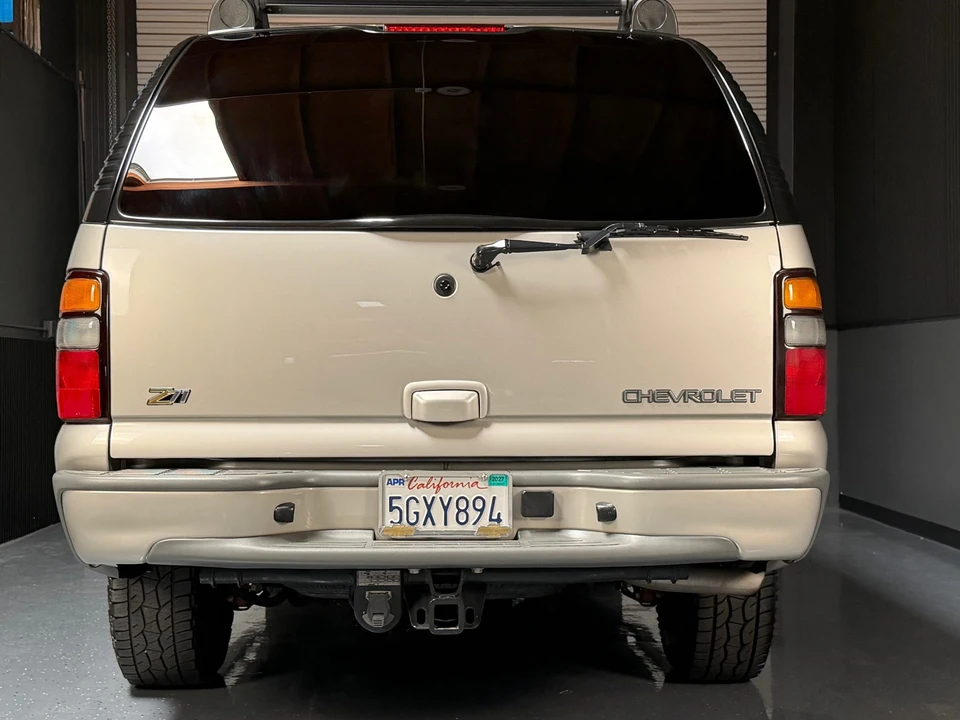 2004 Chevrolet Suburban 9th Gen - Image 13 of 31