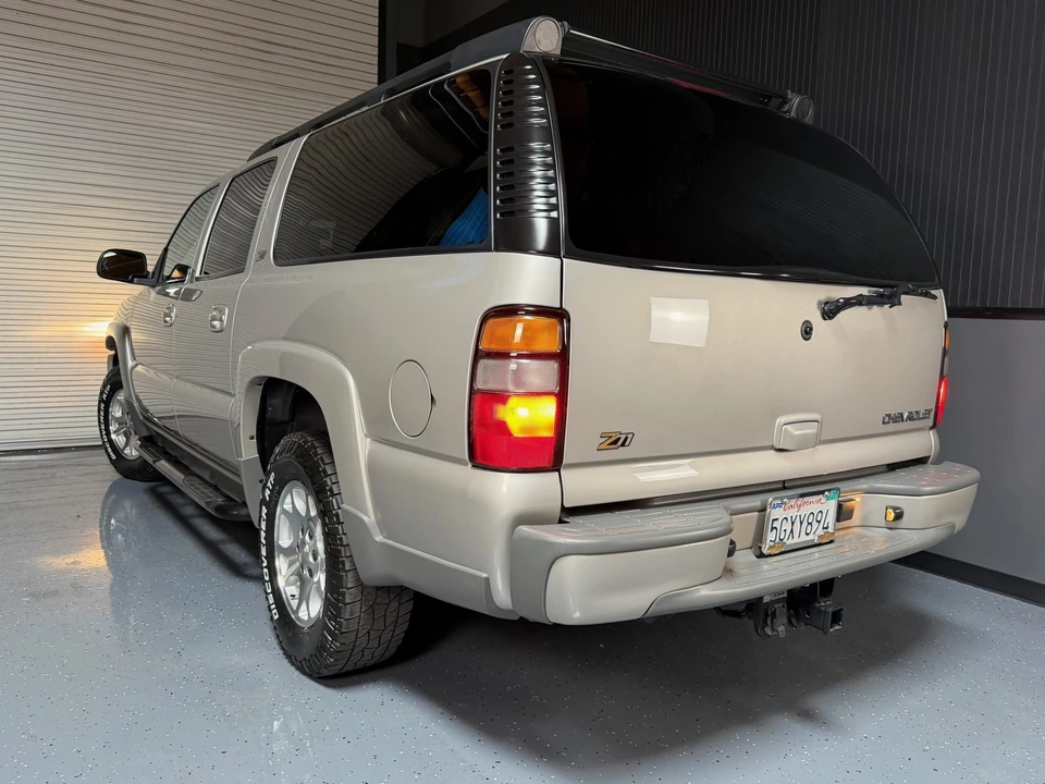 2004 Chevrolet Suburban 9th Gen - Image 9 of 31
