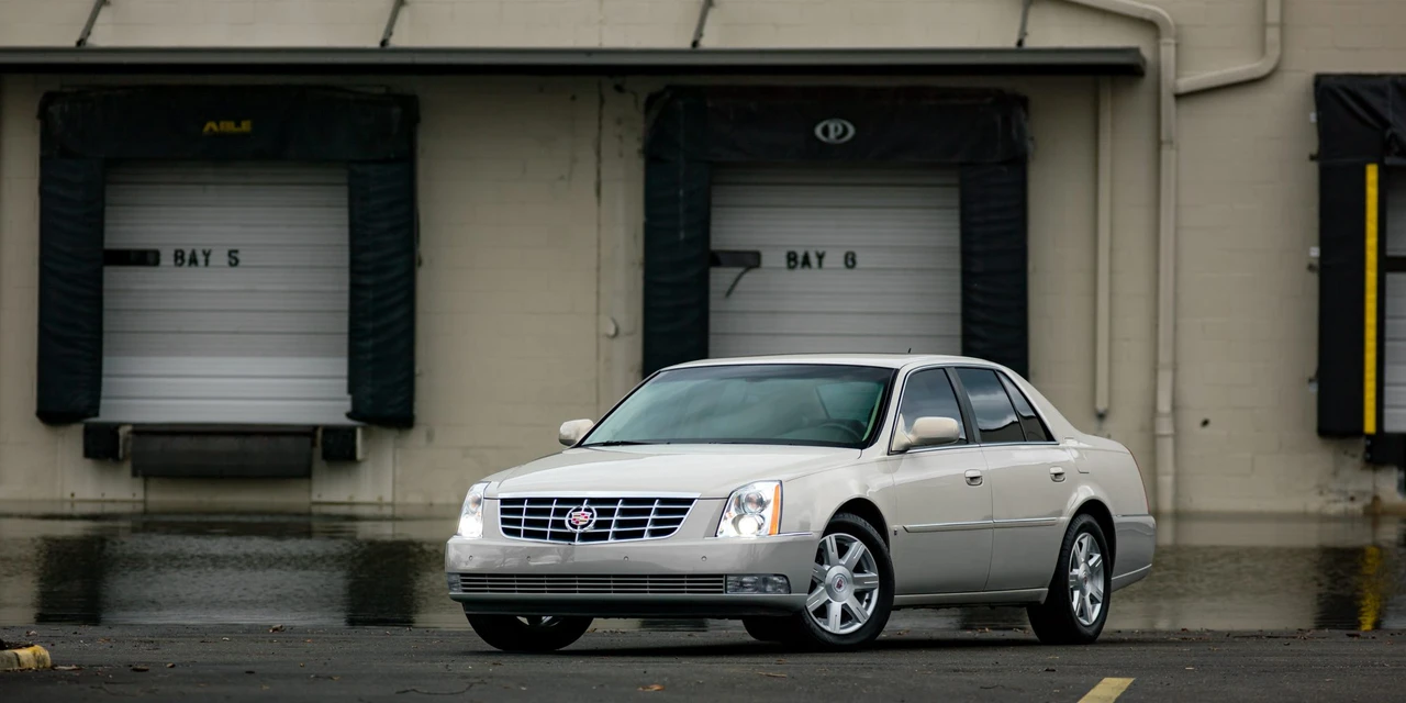 2007 Cadillac DTS - Image 2 of 31