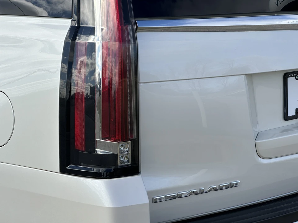 2015 Cadillac Escalade 4th Gen - Image 27 of 31