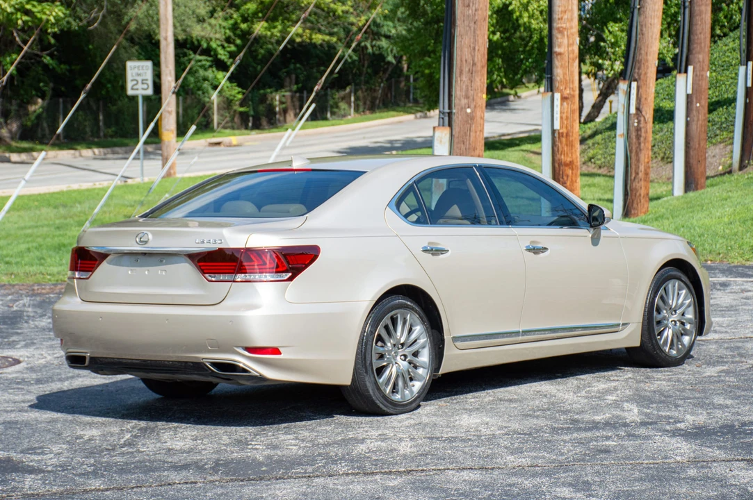 2015 Lexus LS 4th Gen - Image 26 of 31
