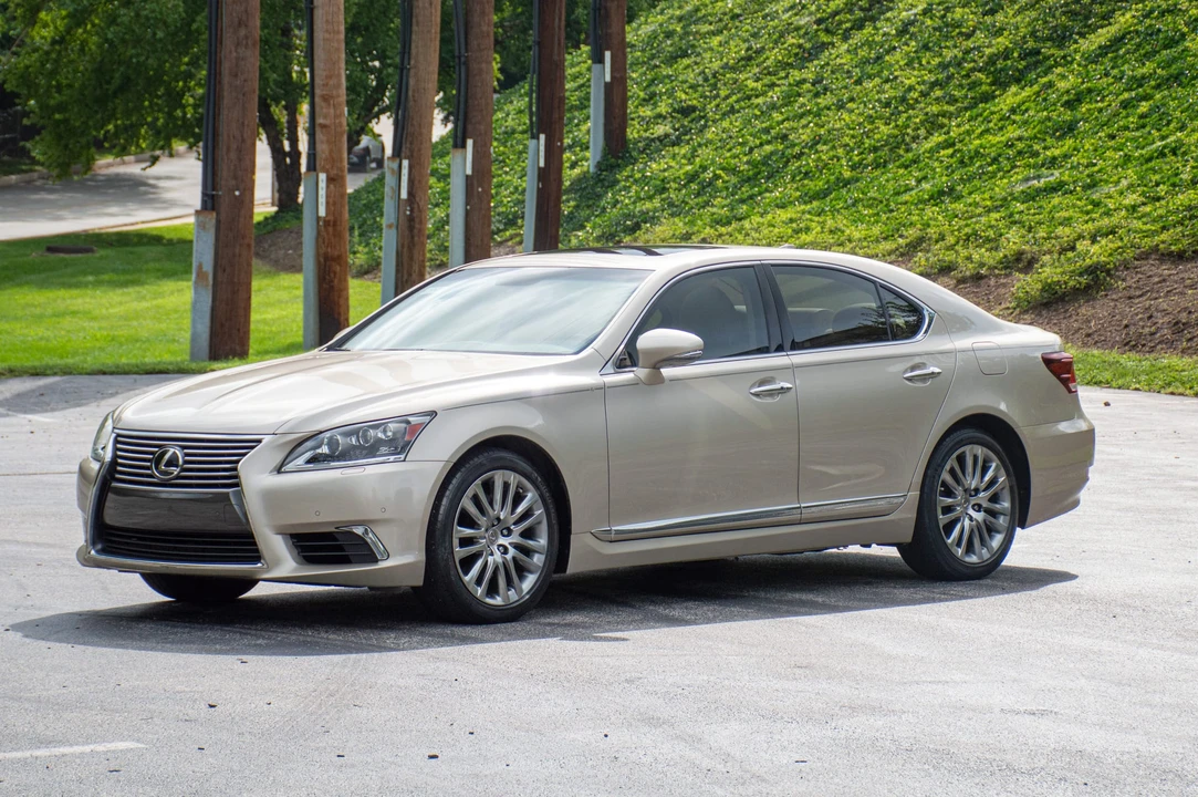 2015 Lexus LS 4th Gen - Image 10 of 31