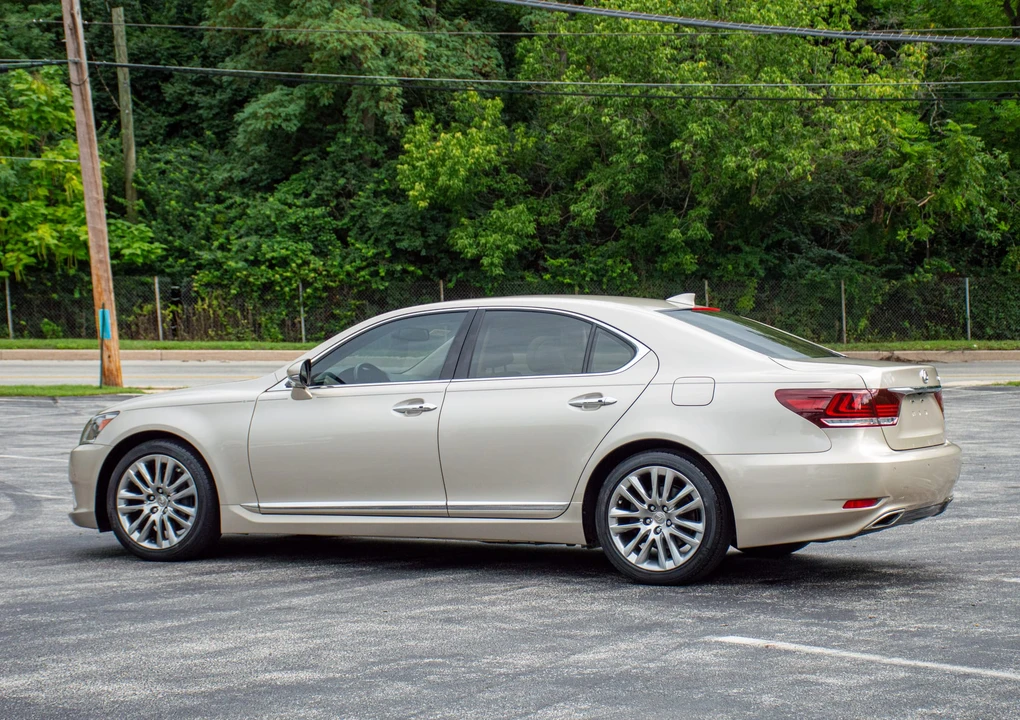 2015 Lexus LS 4th Gen - Image 14 of 31