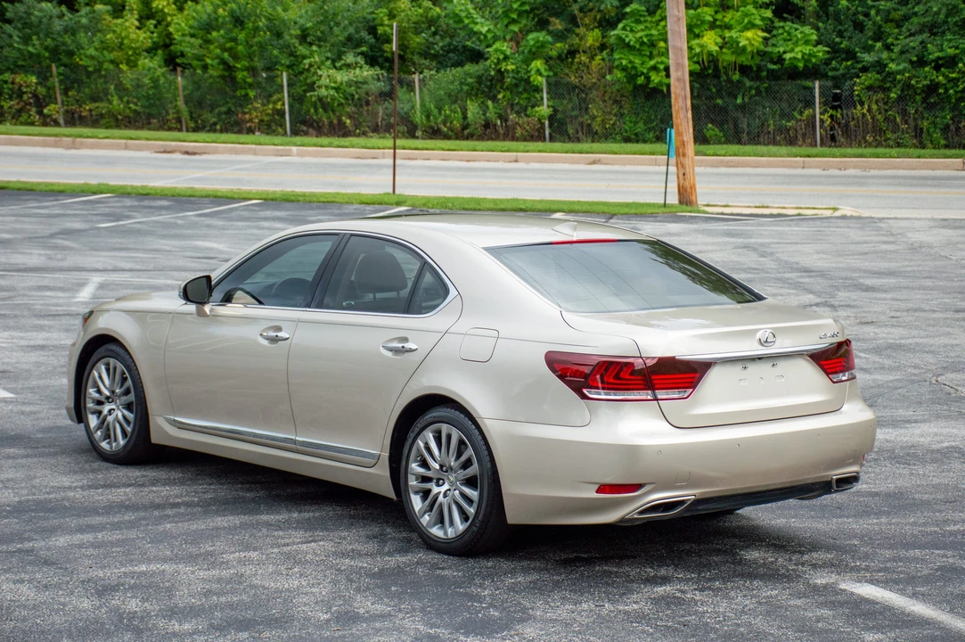 2015 Lexus LS 4th Gen - Image 16 of 31