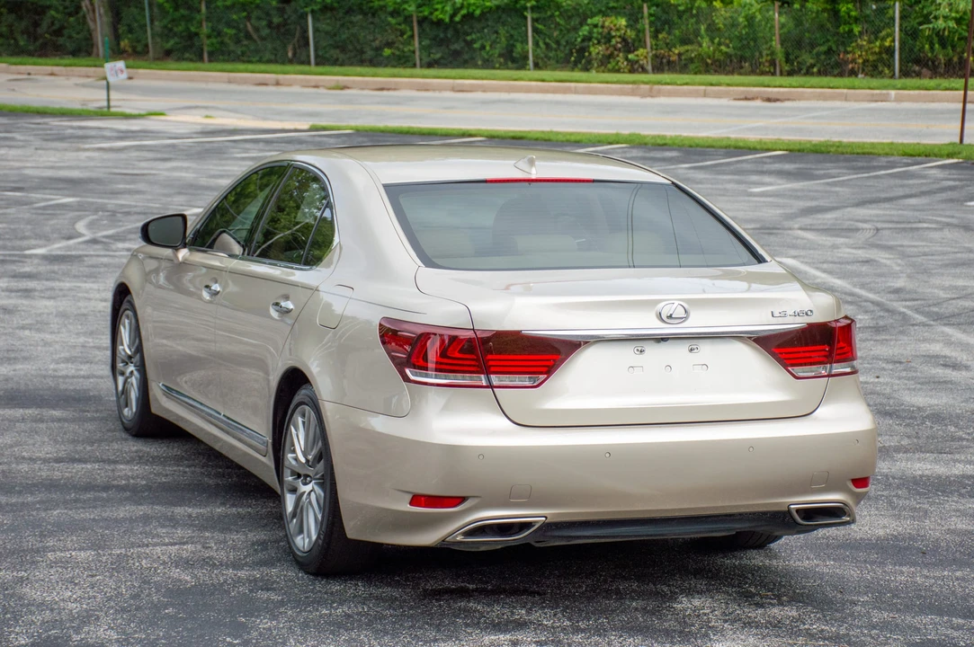 2015 Lexus LS 4th Gen - Image 19 of 31