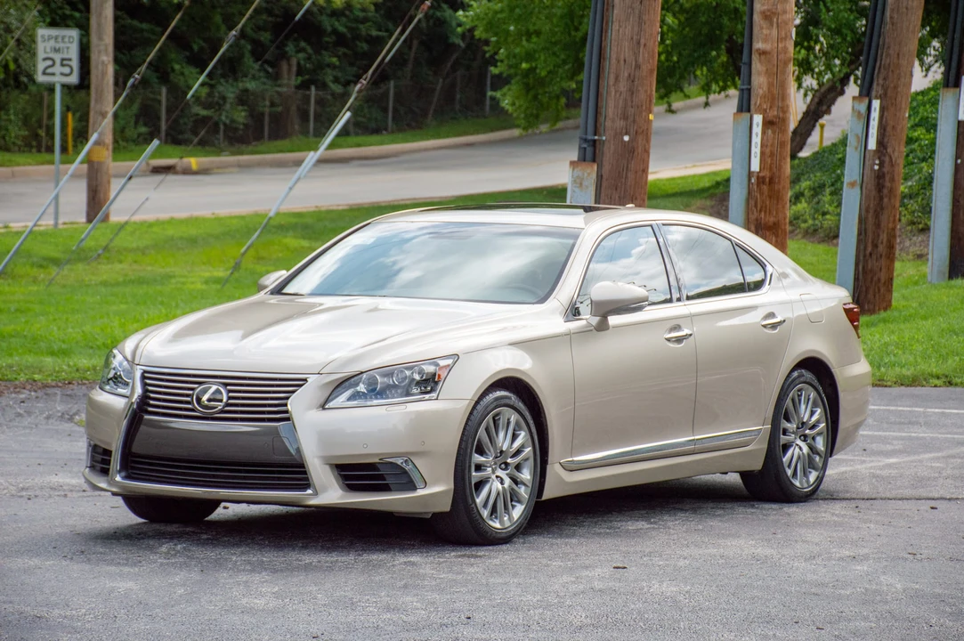 2015 Lexus LS 4th Gen - Image 5 of 31