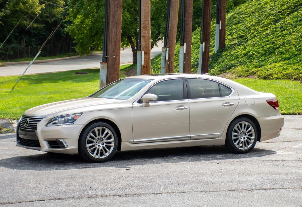 2015 Lexus LS 4th Gen - Image 9 of 31