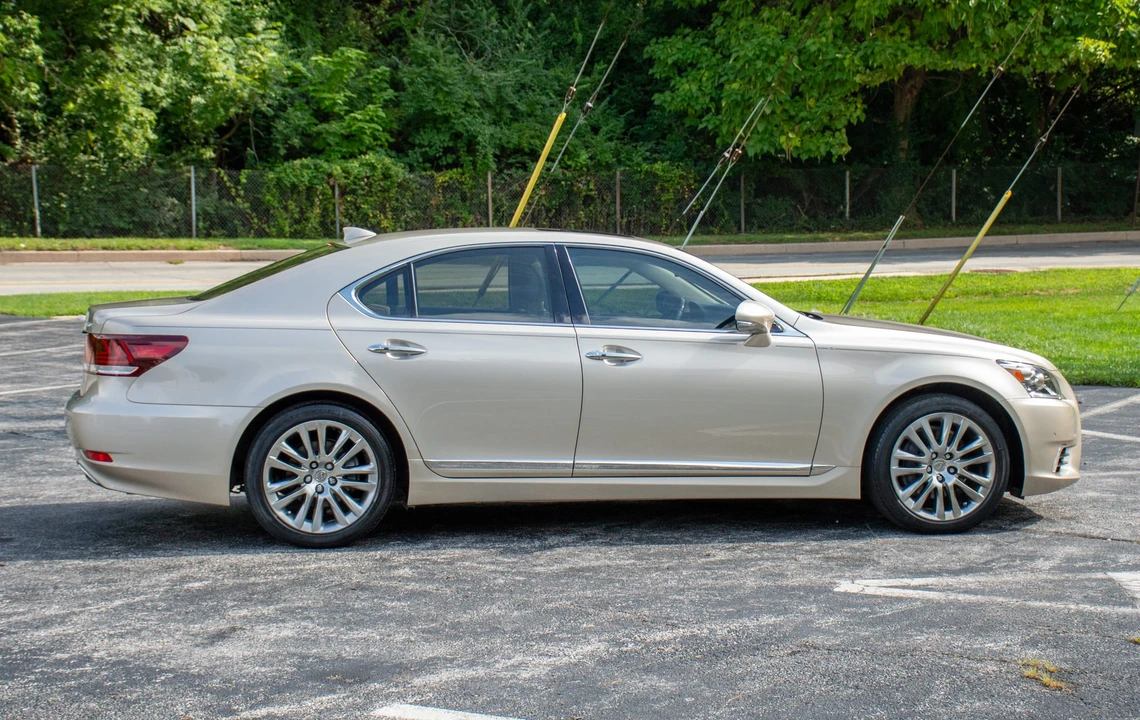 2015 Lexus LS 4th Gen - Image 28 of 31