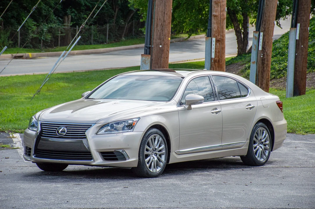 2015 Lexus LS 4th Gen - Image 7 of 31
