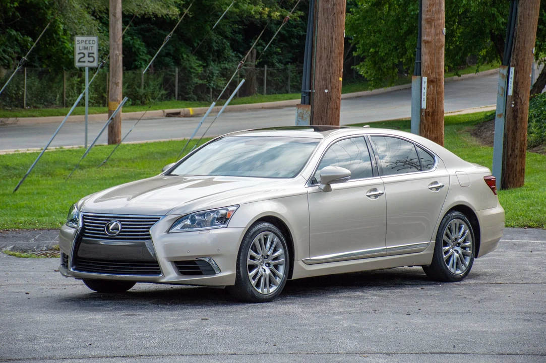 2015 Lexus LS 4th Gen - Image 6 of 31