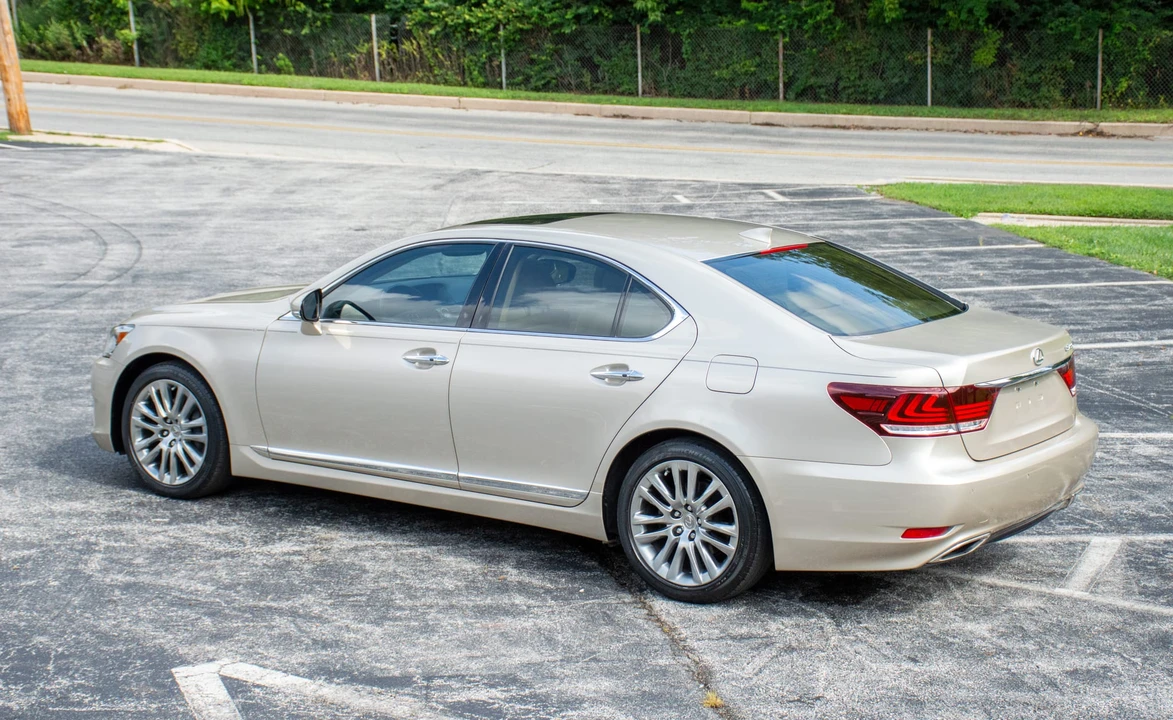 2015 Lexus LS 4th Gen - Image 15 of 31